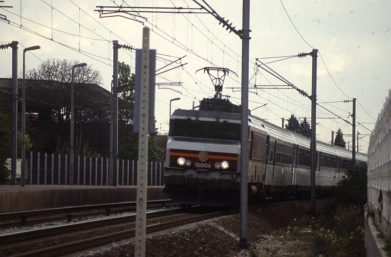 File:Paris banlieu ligne vers Lille 1997 1.jpg