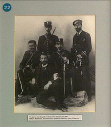 Τα τέκνα του Μιχαήλ Γ. Μελά στον Πόλεμο του 1897.Φωτογραφία σε στούντιο. Φορούν στολές του στρατού και ναυτικού, ο Λέων πολιτικά με περιβραχιόνιο υγειονομικού.