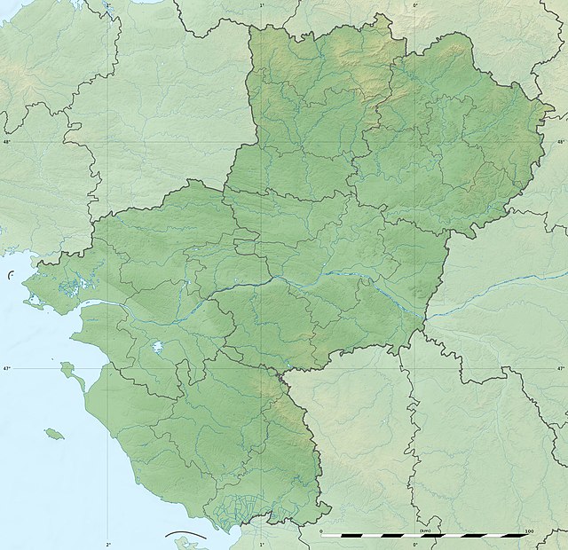 Mapa konturowa Kraju Loary, blisko centrum na dole znajduje się punkt z opisem „Cholet”