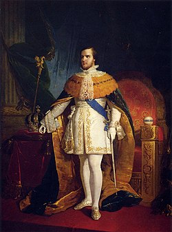 Ein gemaltes Porträt eines jungen Mannes in voller Länge, der vor einem Thron steht und auf einem Tisch zu seiner Rechten Staatsgewänder trägt, ruht auf einer gewölbten Krone und einem Zepter