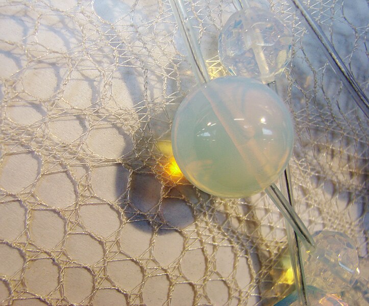 File:Perle en verre opalescent.jpg