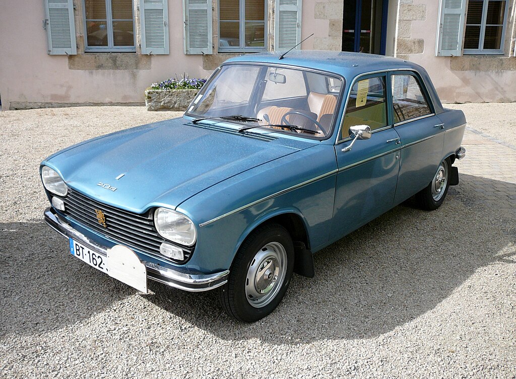 File:Peugeot 204 in Guerlesquin.JPG - Wikimedia Commons