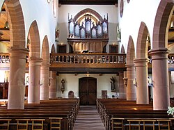 Vue intérieure de la nef vers la tribune d'orgue