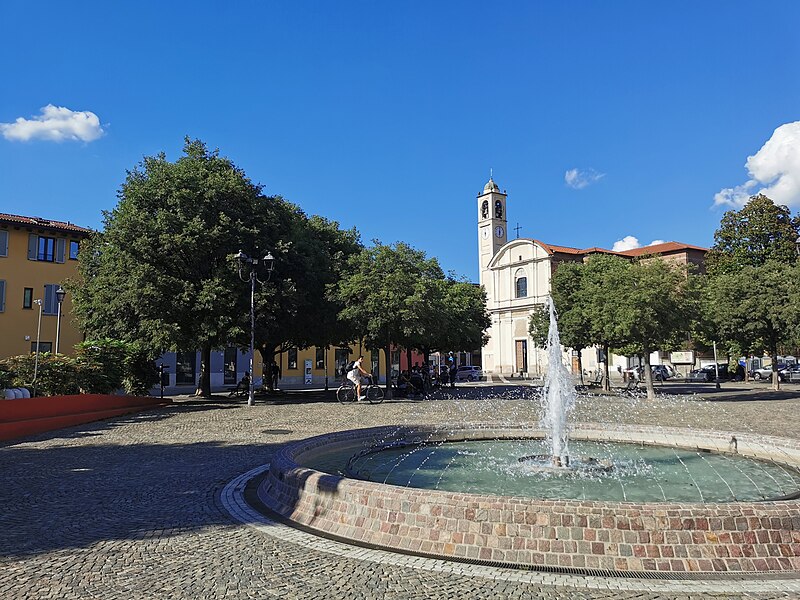 File:Piazza Unità d'Italia Vimodrone.jpg