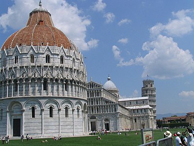 Baptisteri, església i campanile (torre campanari) en la Catedral de Pisa. La tradició de l'arquitectura italiana és mantenir separats els tres edificis