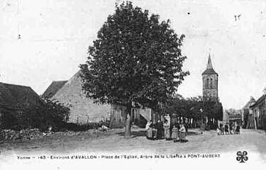 Pontaubert, la place du village.