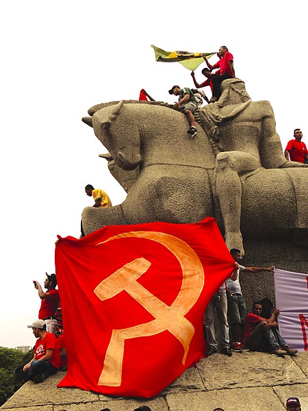 File:Protesto político no Monumento às Bandeiras 06.jpg