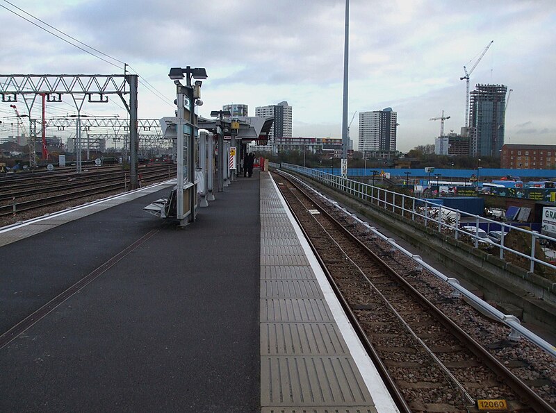 File:Pudding Mill Lane DLR stn look east.JPG