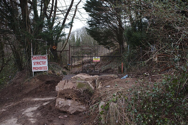 File:Quarry entrance - geograph.org.uk - 5703092.jpg