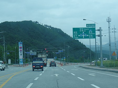 Songcheong Intersection in Gangwon Province. ROK National Route 31, 46 Songcheong Crossroad(NR31 is S, NR46 is E Dir) 2.jpg