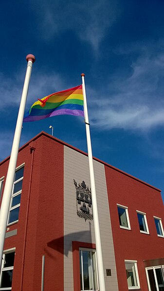 File:Rainbow flag on display outside of the municipal office, Oude Pekela (2018) 04.jpg