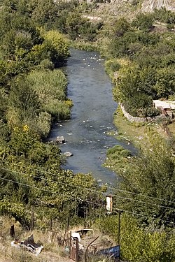 Fiume Hrazdan alla periferia di Yerevan, vista da Karmir Blur