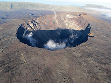 Ligne de crête circulaire du cratère Dolomieu du piton de la Fournaise sur l'île de La Réunion en 2009.