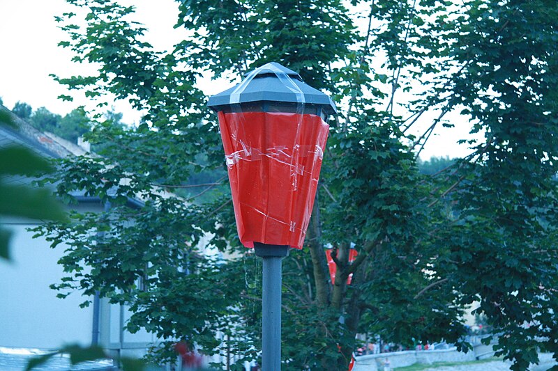 File:Red lamp at Zámostí 2014 in Třebíč, Třebíč District.jpg