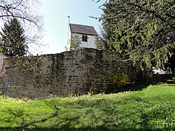 Vestige du mur de défense de l'église et de l'ancien cimetière