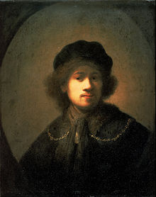 Peinture en couleurs. Un jeune homme en buste regarde le spectateur avec un béret noir sur la tête et un collier d'or sur son manteau sombre.