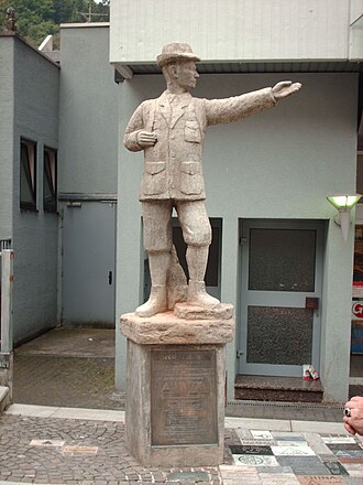 Statue of Richard Schirrmann, pioneer of the DJH, in Altena Richard Schirrmann.jpg