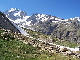 Vue depuis le refuge Elisabetta Soldini Montanaro au sud de l'aiguille de Tré-la-Tête (à gauche) dominant le Petit mont Blanc (au centre) ; au loin à droite, le mont Blanc et le mont Blanc de Courmayeur.