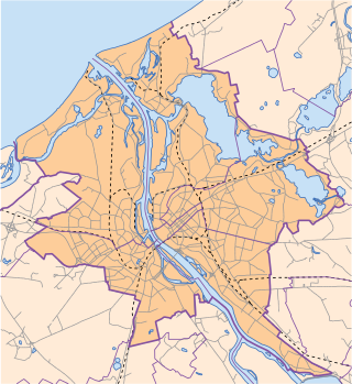 Mapa konturowa Rygi, blisko centrum na dole znajduje się punkt z opisem „Katedra w Rydze”