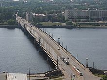 Photographie d'un pont passant au dessus d'un fleuve