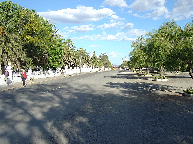 File:Road in Matjiesfontein.jpg