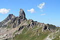 De gauche à droite le roc de la Charbonnière, la Pierra Menta et le col de Bresson, vus du nord-est, depuis la pente d'accès au refuge du Presset.