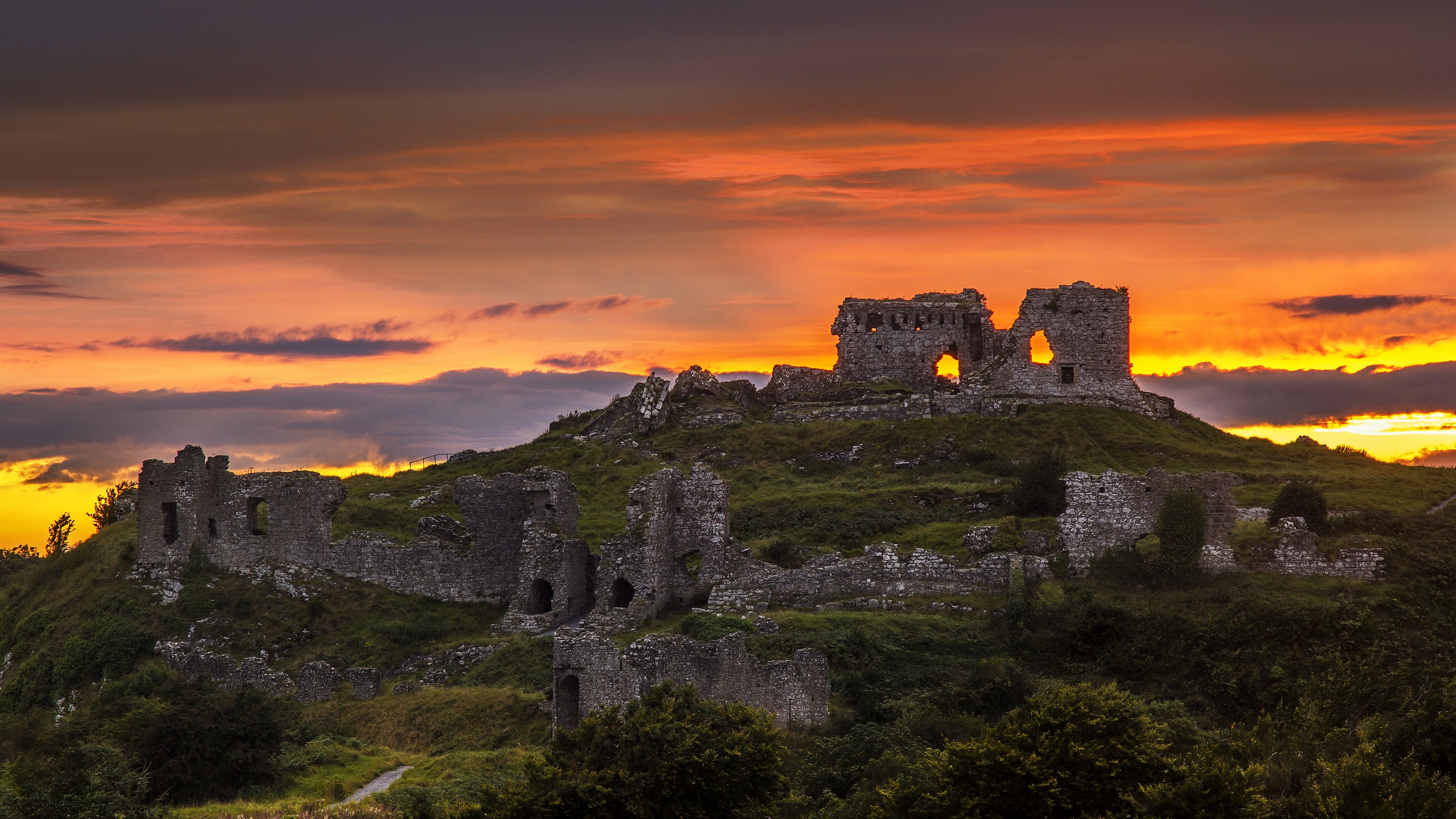 Dunamase Castle at sunset. Photograph: Celticclog65 Licensing: CC-BY-SA-4.0