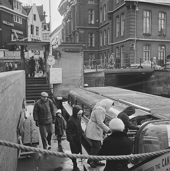 File:Rondvaartboten (Amsterdam) aan steiger, Bestanddeelnr 923-3889.jpg