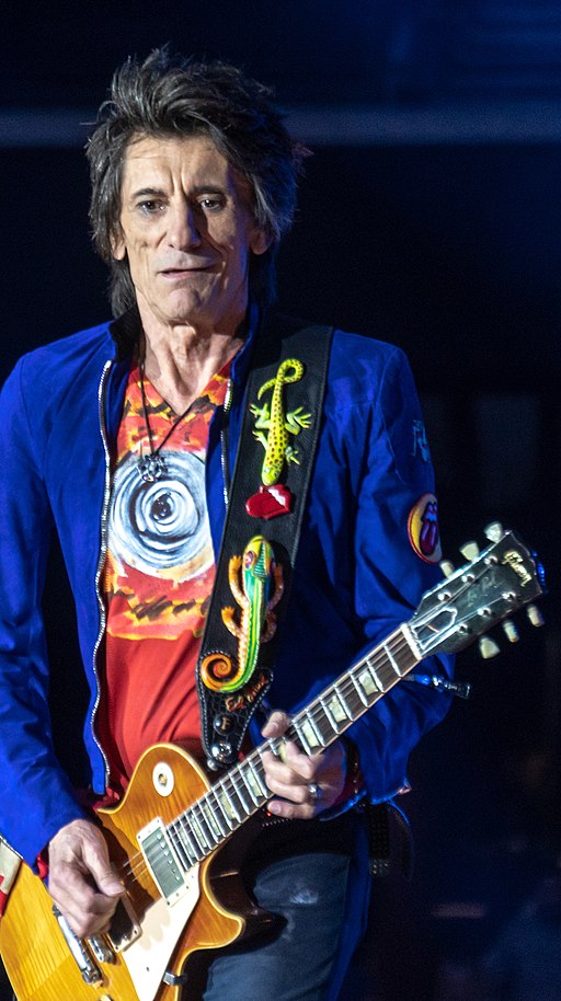 Ronnie Wood plays guitar onstage - Rolling Stones, London 22 May 2018 (40532922340) - crop