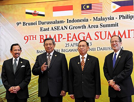 Fail:SBY, Sultan Brunei, utusan PM Malaysia, dan Presiden Filipina di KTT ke-9 BIMP-EAGA di kantor PM Brunei, 25 April 2013.jpg