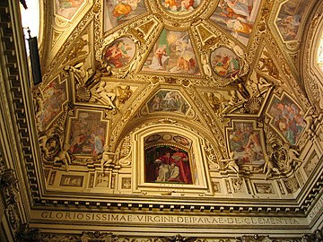Het gewelf van de kapel met in het raam het portret van paus Pius IV