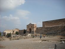 The Almenara Gate overlooks the foundations of the Roman forum Sagunt. Castell. Placa d'armes i porta d'Almenara.JPG