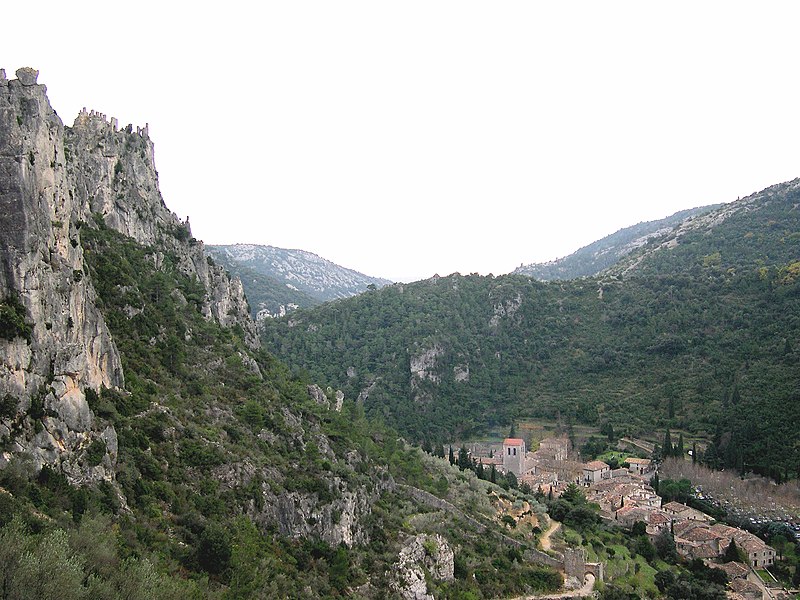 File:Saint-Guilhem village chateau.JPG