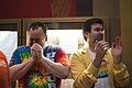 זוג גברים בתגובה לאחר העברת חוק התרת נישואים של זוגות מאותו המין בסנאט מינסוטה, מאי 2013