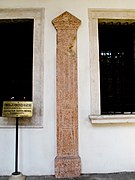 Stele con le misure del '500, nell'atrio.