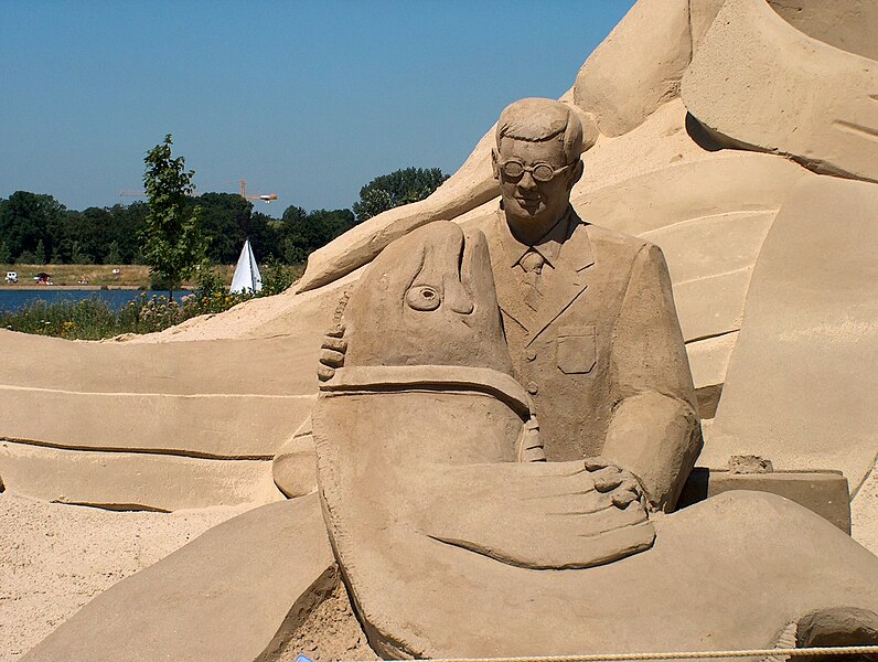 File:Sand sculptures Thorn - Balkenende and Zalm.JPG