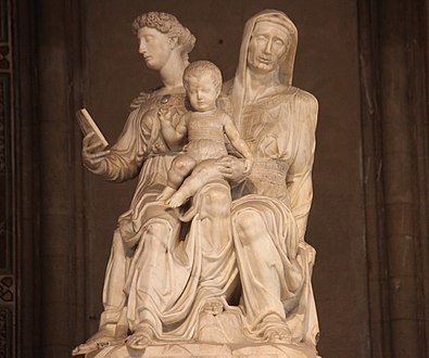 Estátua.  Grupo de uma mulher no joelho de outra e segurando um bebê nos braços.