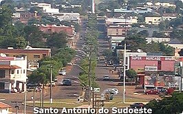 De hoofdstraat Avenida Brasil in het centrum van Santo Antônio do Sudoeste