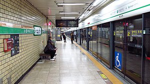 Seul-metro-206-Sindang-stantsiya-platformasi-20181122-085852.jpg