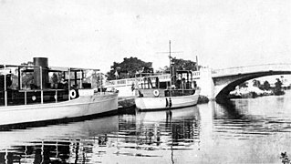 Yates de vapor amarrados en el canal de Seybold y el puente de la calle 7, década de 1920.
