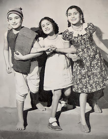 Kapoor as a child artist (left) with Baby Madhuri (Meena Kumari's sister, center) & Baby Shakuntala (right) in the film Bachpan (1945).