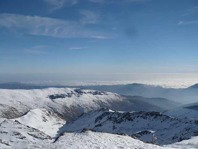 File:Sierra_Nevada_desde_el_refugio.JPG