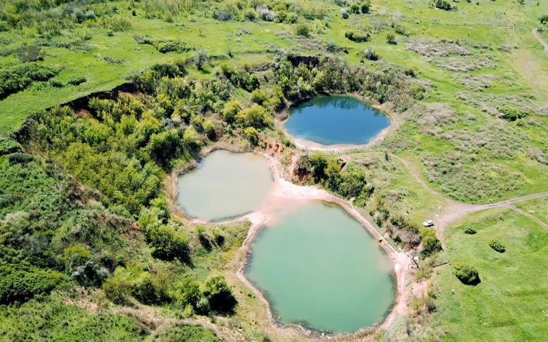 File:Soledar's salty lakes (2) (cropped).png