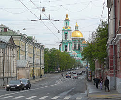 El comienzo de la calle Spartakovskaya (No. 1).  Vista hacia la Iglesia Yelokhovskaya.