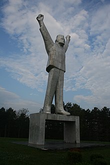 Spomenik borcima revolucije 002.jpg