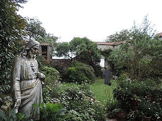 Small graveyard attached to St. Tugual's Chapel St. Tugual's Chapel graveyard.jpg