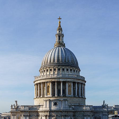 ไฟล์:St_Paul's_Cathedral_Dome_from_One_New_Change_-_Square_Crop.jpg