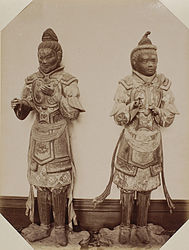 沙羯羅像（右）。左は畢婆迦羅像（いずれも興福寺蔵）。