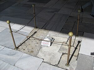 Palais De Topkapı: Histoire et conception du palais, La porte de lAuguste ou porte Impériale, Première cour