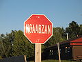 Stoppschild auf Anishinabeg, Wikwemikong, Manitoulin, Ontario